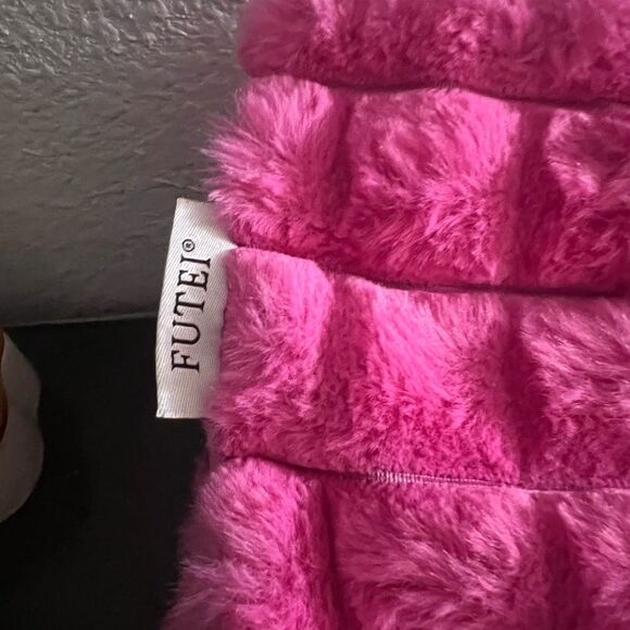 Futei Pillow Covers Hot Fuschia Pink 24” X 26” NWOT 2ct - Picture 2 of 2